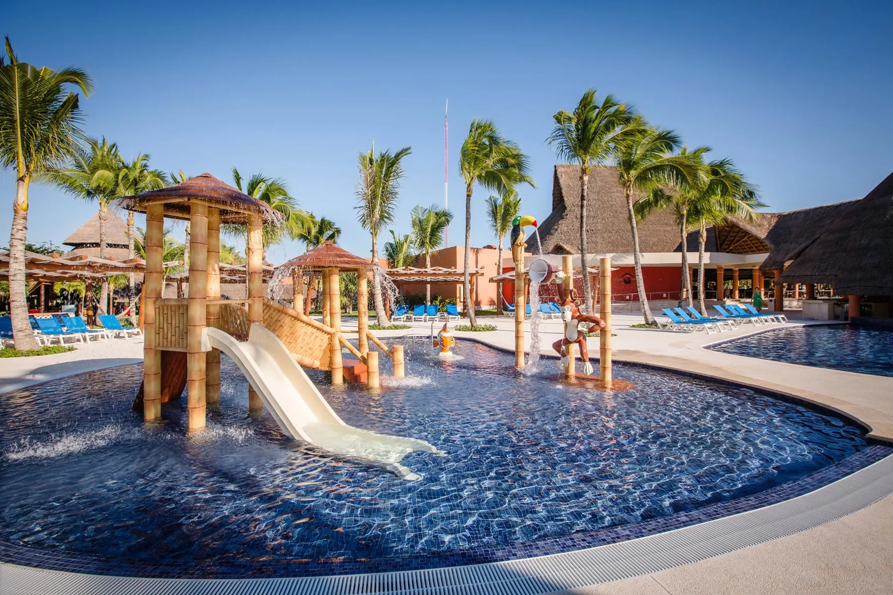Piscine pour enfants avec glissade et jeux d'eau