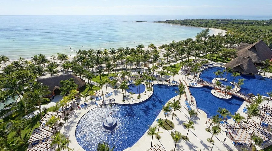 Vue aérienne du complexe, des piscines et de la plage
